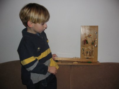 ...terwijl mijn zoon Christiaan de afregeling van het mechaniek controleert.