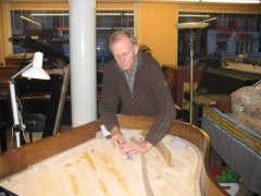 Pieter werkt aan een ingrijpende restauratie tijdens stage.