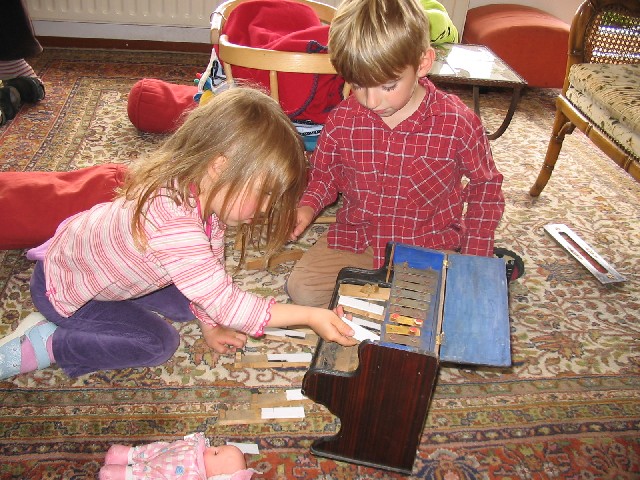 ...en samen reviseren ze een oude piano.